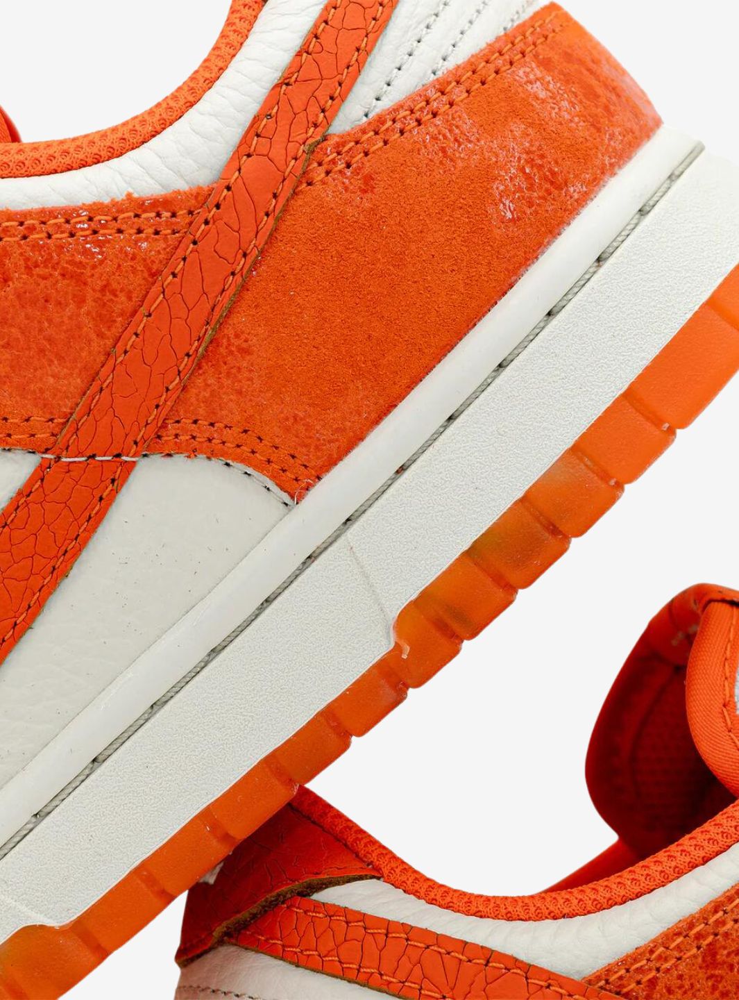 Nike Dunk Low Cracked Orange sneakers basse donna in pelle arancione, indossate