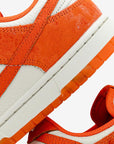 Nike Dunk Low Cracked Orange sneakers basse donna in pelle arancione, indossate