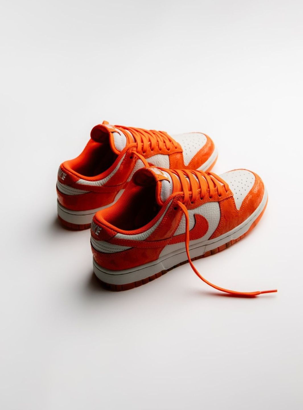 Nike Dunk Low Cracked Orange sneakers basse donna in pelle arancione, vista laterale