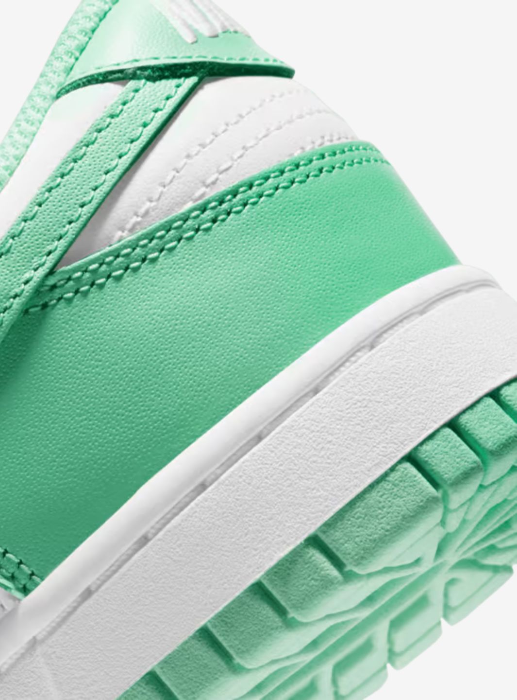 Nike Dunk Low Green Glow sneakers basse donna in pelle verde, dettaglio tomaia