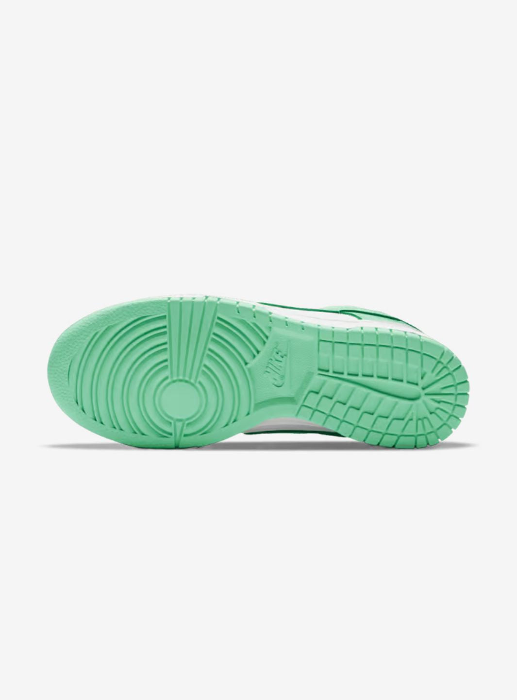 Nike Dunk Low Green Glow sneakers basse donna in pelle verde, indossate