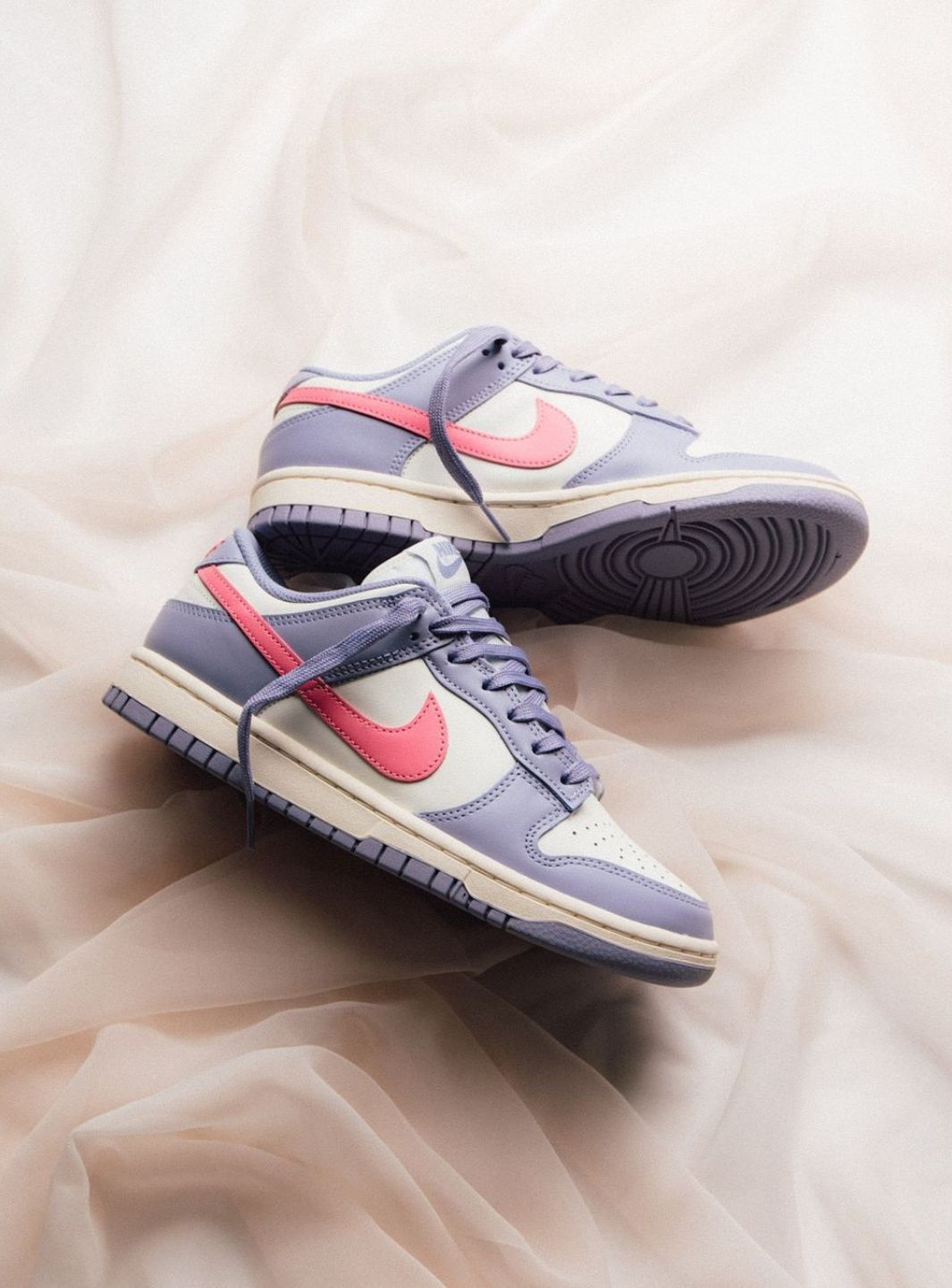 Nike Dunk Low Indigo Haze sneakers basse donna in pelle blu, indossate