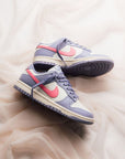 Nike Dunk Low Indigo Haze sneakers basse donna in pelle blu, indossate