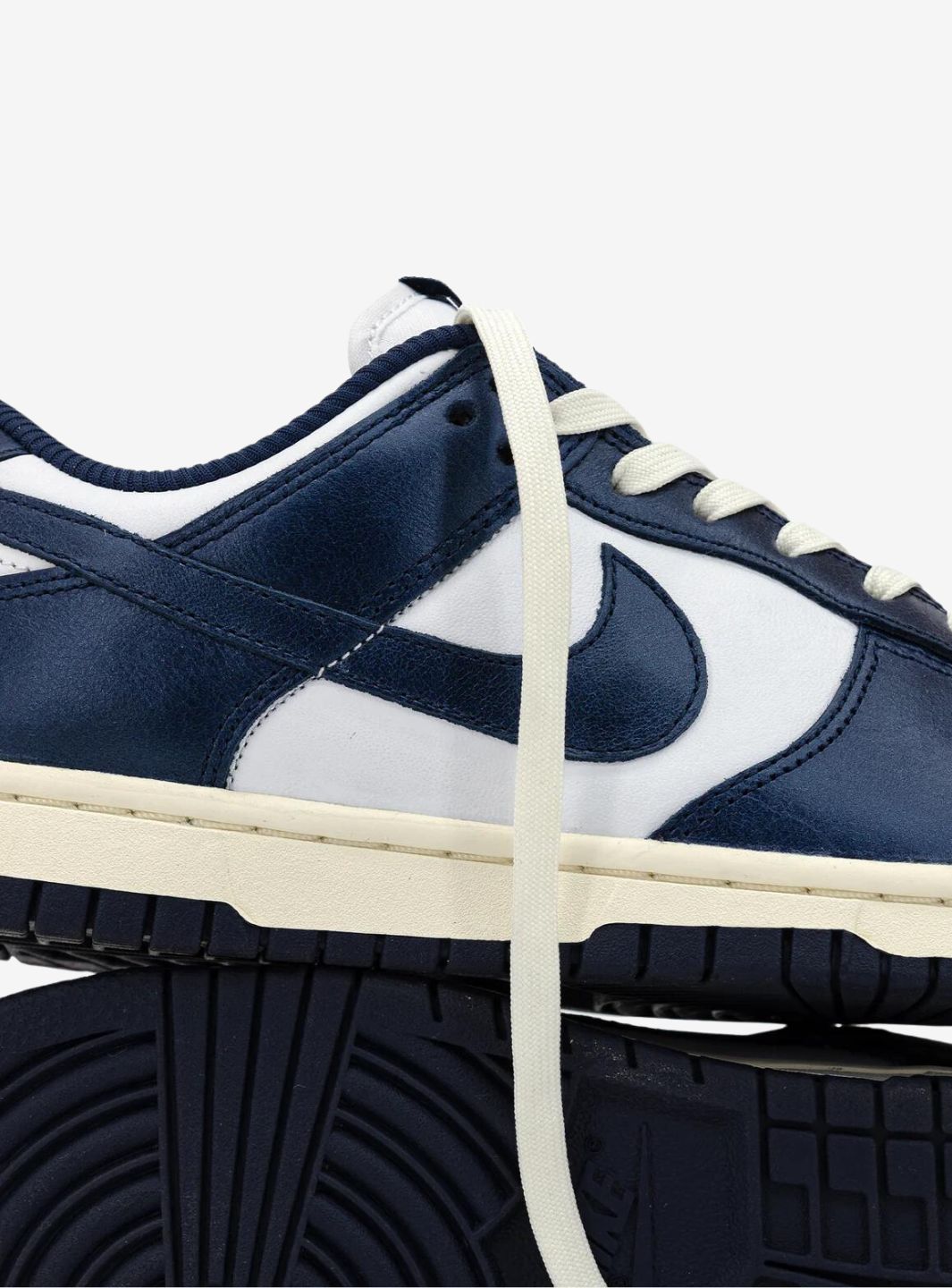 Nike Dunk Low Vintage Navy sneakers basse donna in pelle blu, indossate