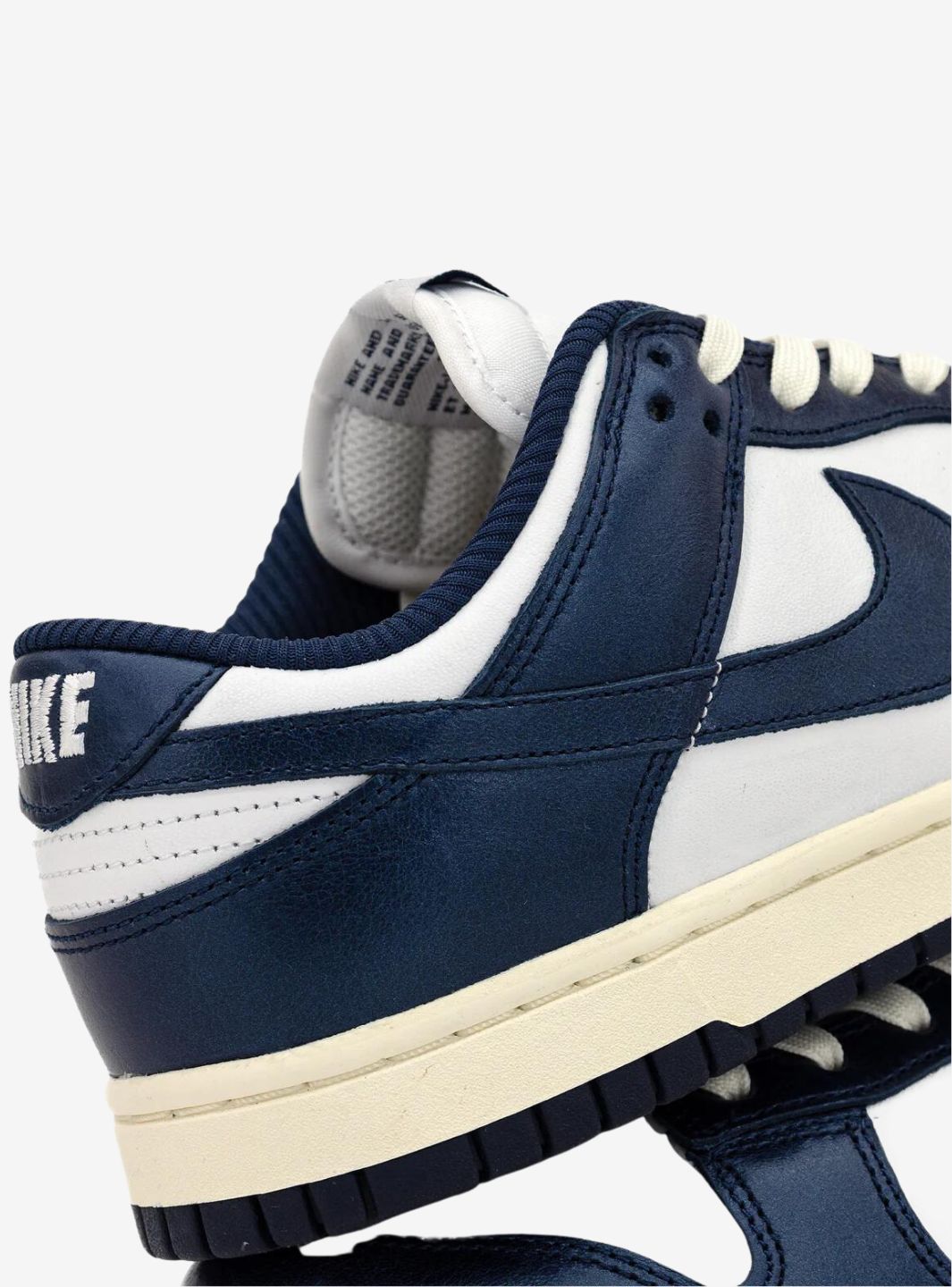 Nike Dunk Low Vintage Navy sneakers basse donna in pelle blu, dettaglio tallone