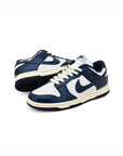 Nike Dunk Low Vintage Navy sneakers basse donna in pelle blu, dettaglio suola