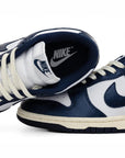 Nike Dunk Low Vintage Navy sneakers basse donna in pelle blu, vista dall'alto