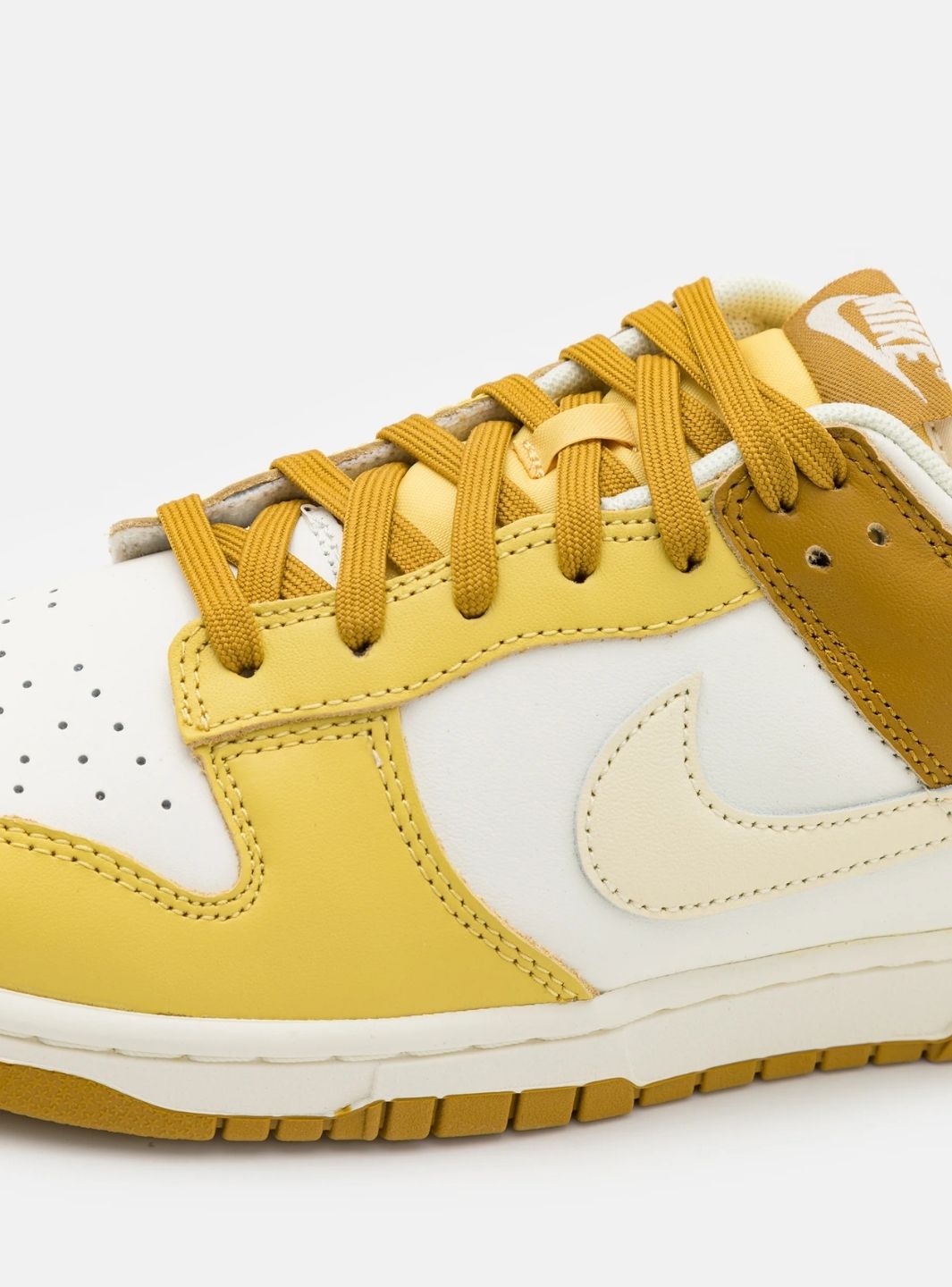 Nike Dunk Low Retro Bronzine sneakers basse uomo e donna in pelle multicolore, indossate
