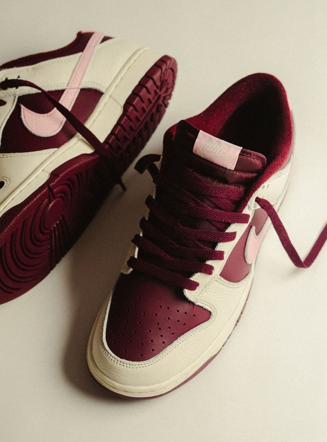 Nike Dunk Low Retro Valentine's Day (2023) sneakers basse uomo e donna in pelle multicolore, vista posteriore