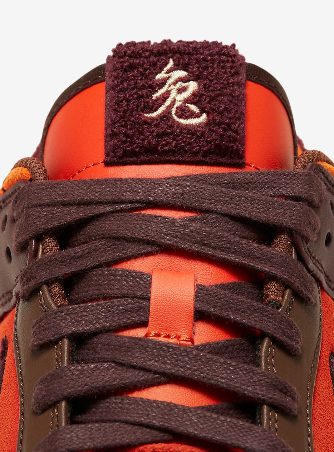 Nike Dunk Low Retro Year of the Rabbit Light Crimson (2023) sneakers basse uomo e donna in pelle rosso, indossate