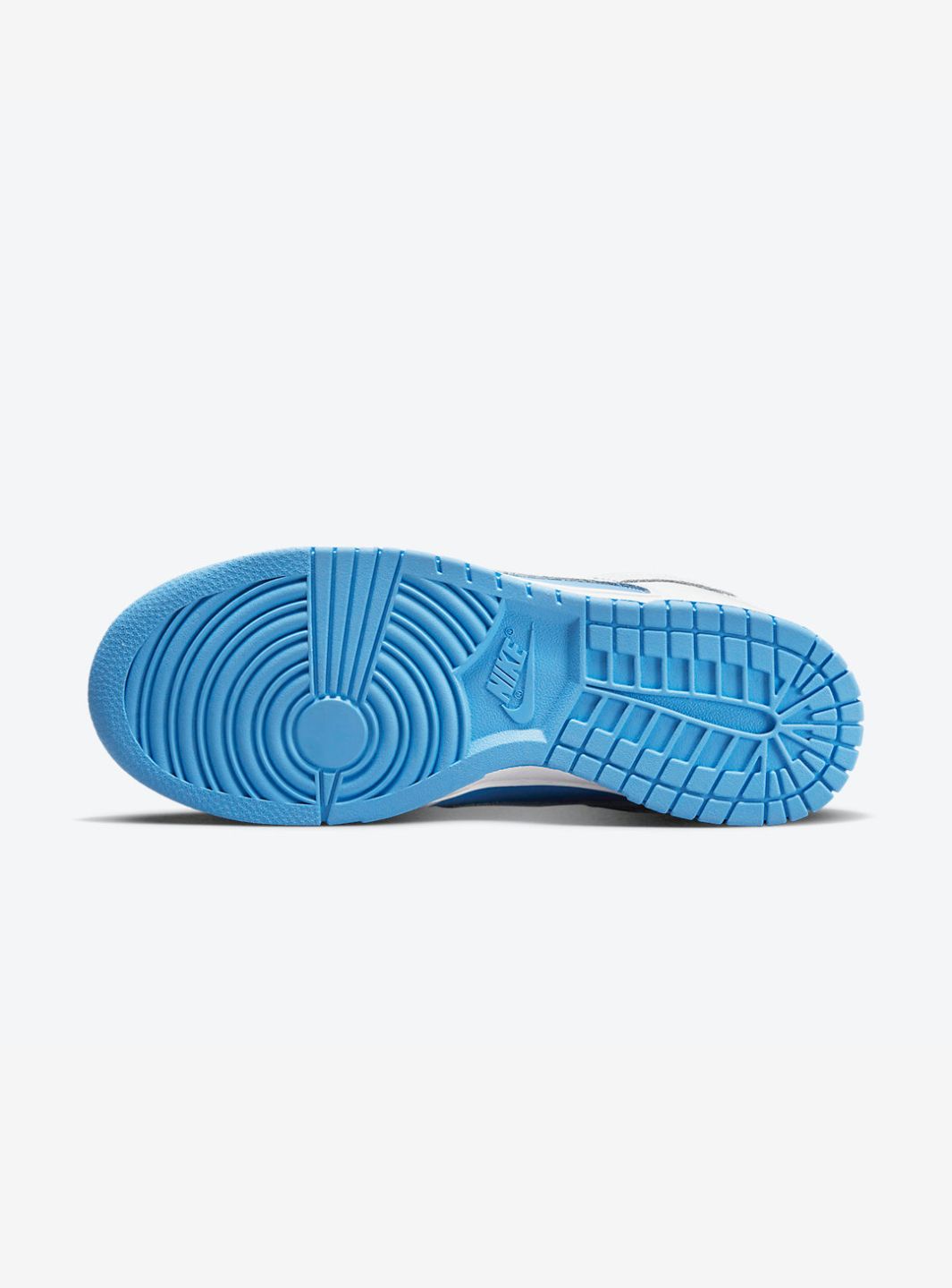 Nike Dunk Low Reverse UNC sneakers basse donna in pelle multicolore, indossate