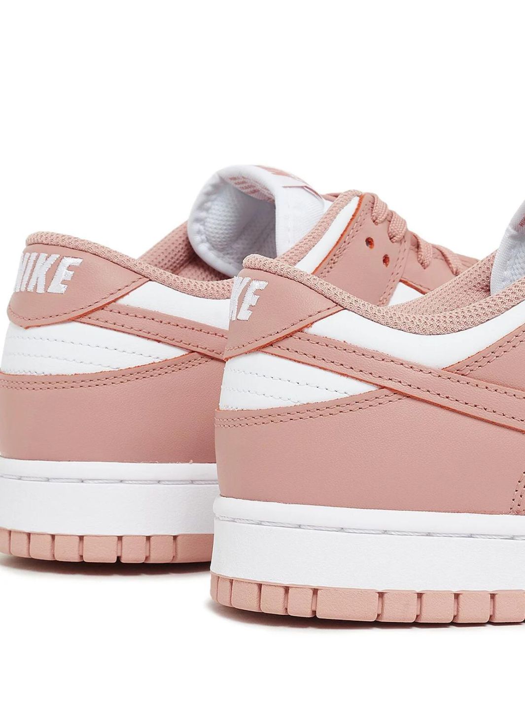 Nike Dunk Low Rose Whisper sneakers basse donna in pelle rosa, indossate