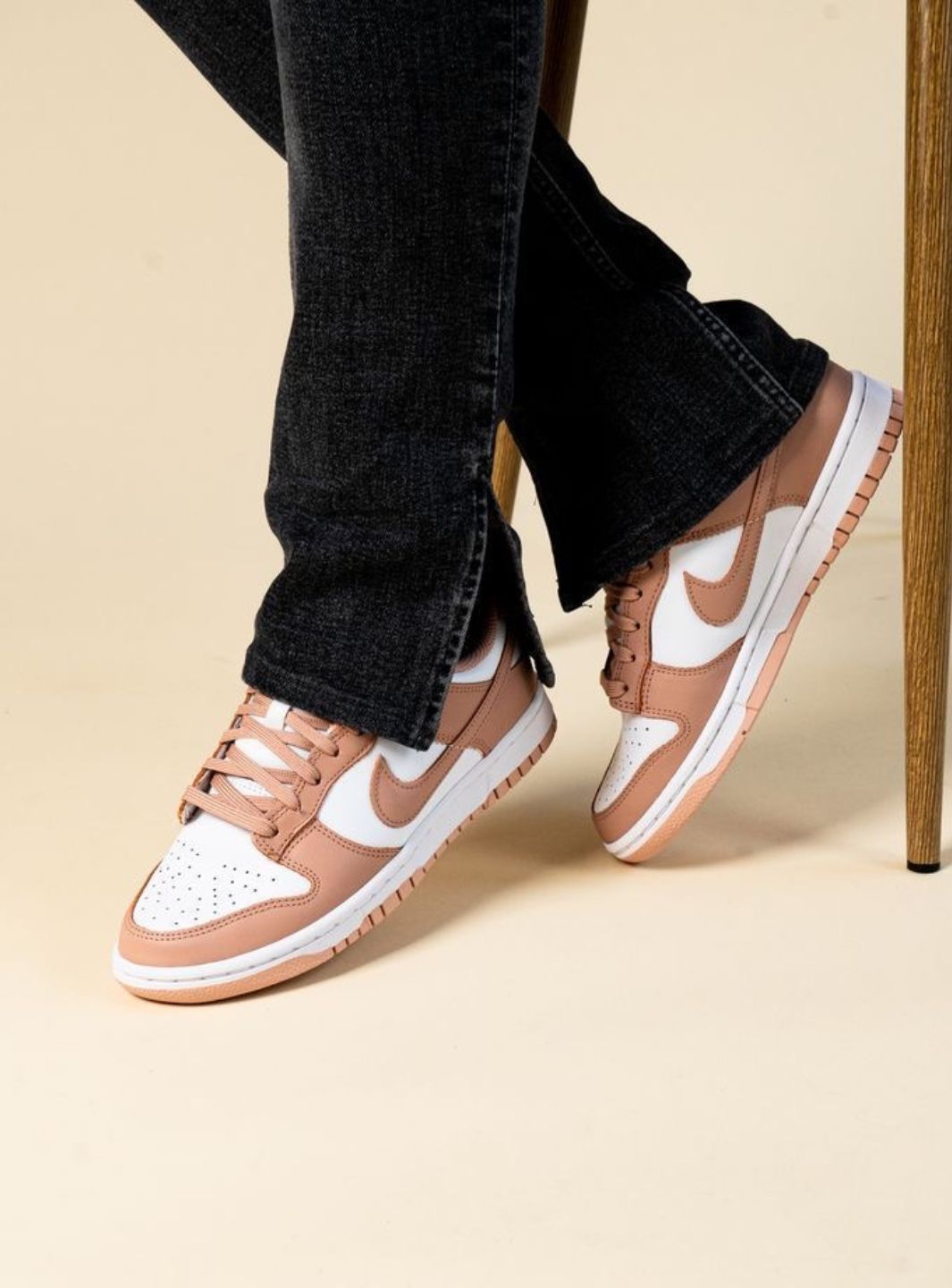 Nike Dunk Low Rose Whisper sneakers basse donna in pelle rosa, vista laterale