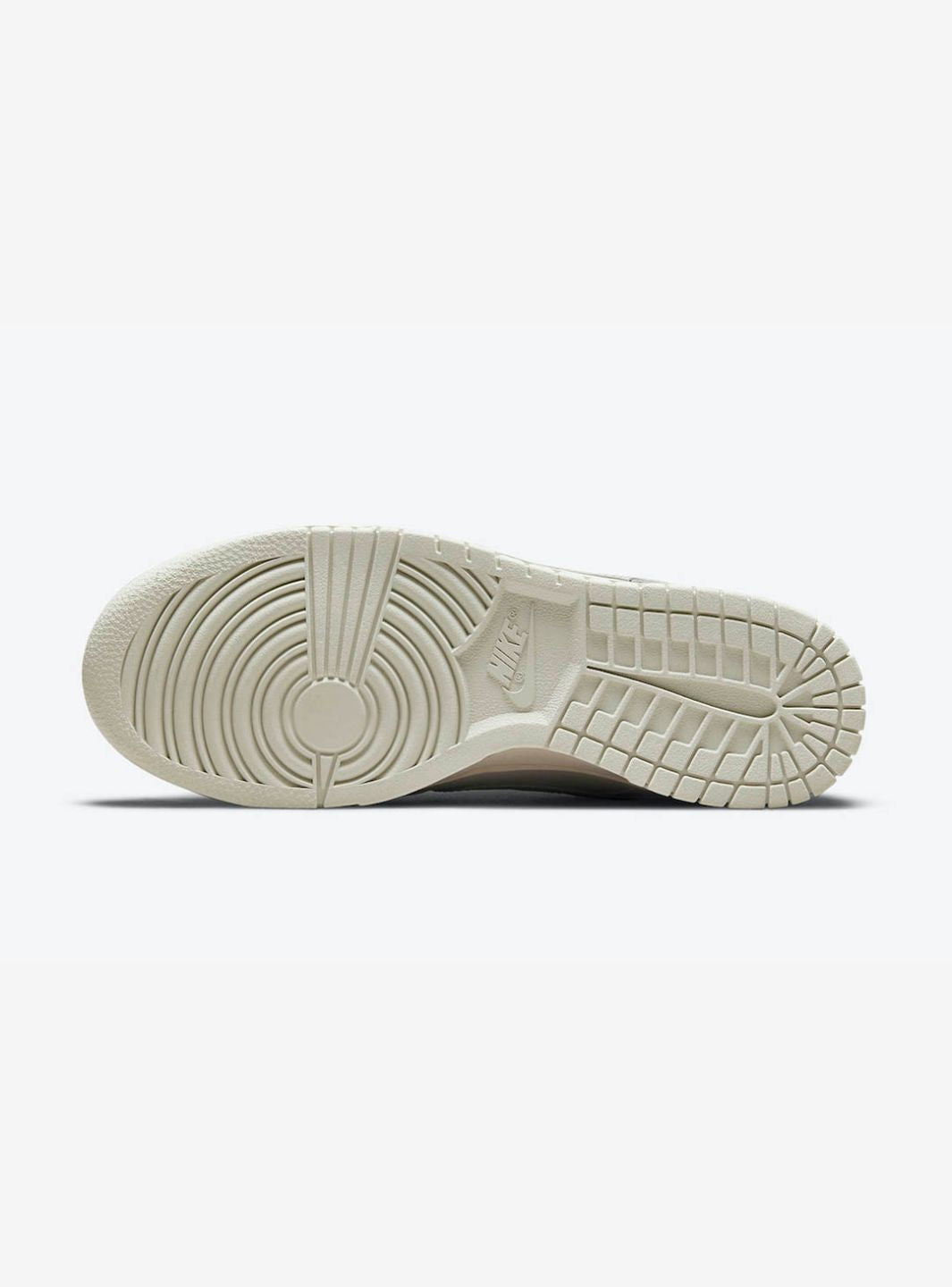 Nike Dunk Low Sail Light Bone sneakers basse uomo e donna in pelle bianco beige, indossate