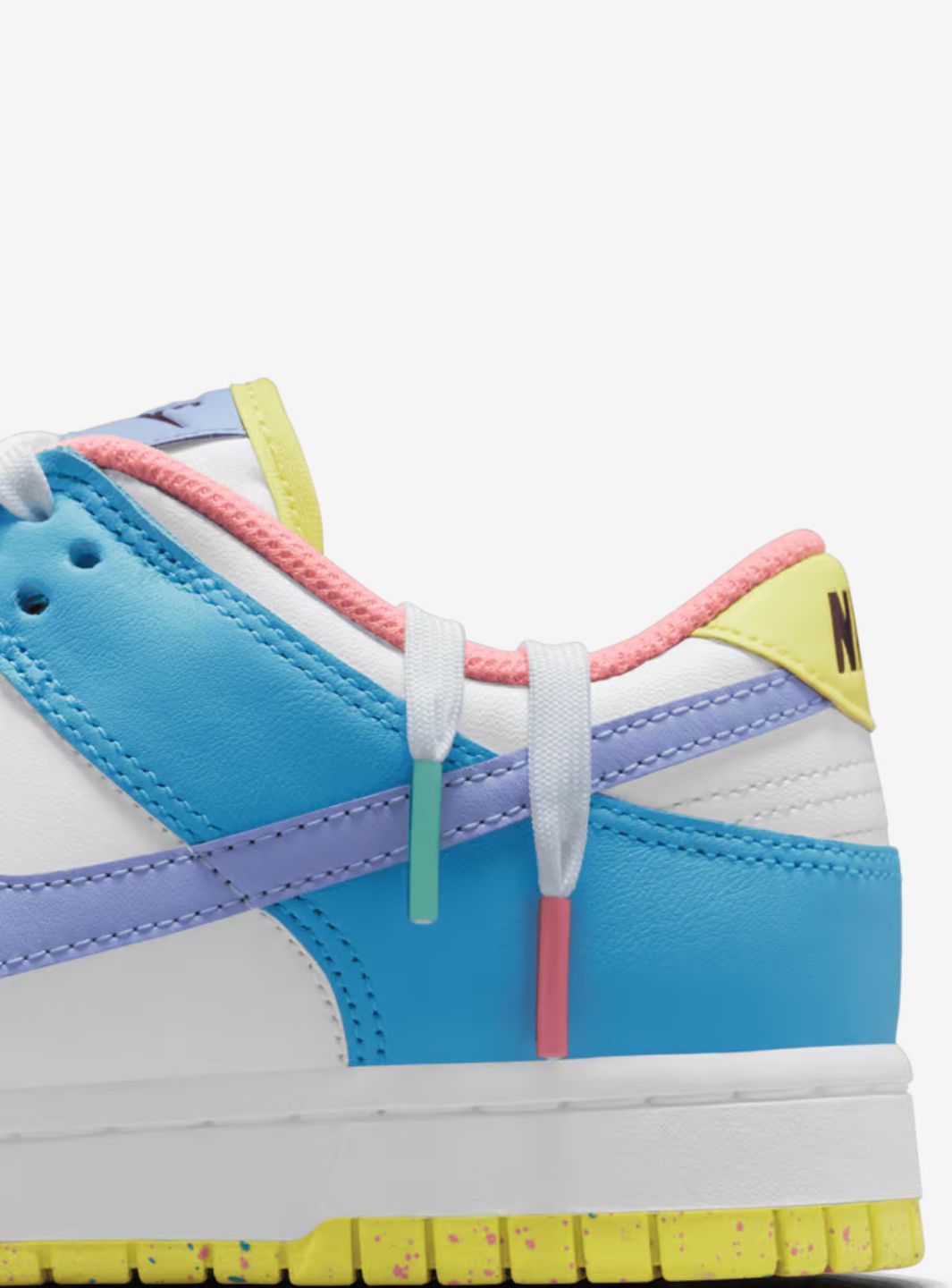 Nike Dunk Low Easter Candy sneakers basse uomo e donna in pelle multicolore, indossate