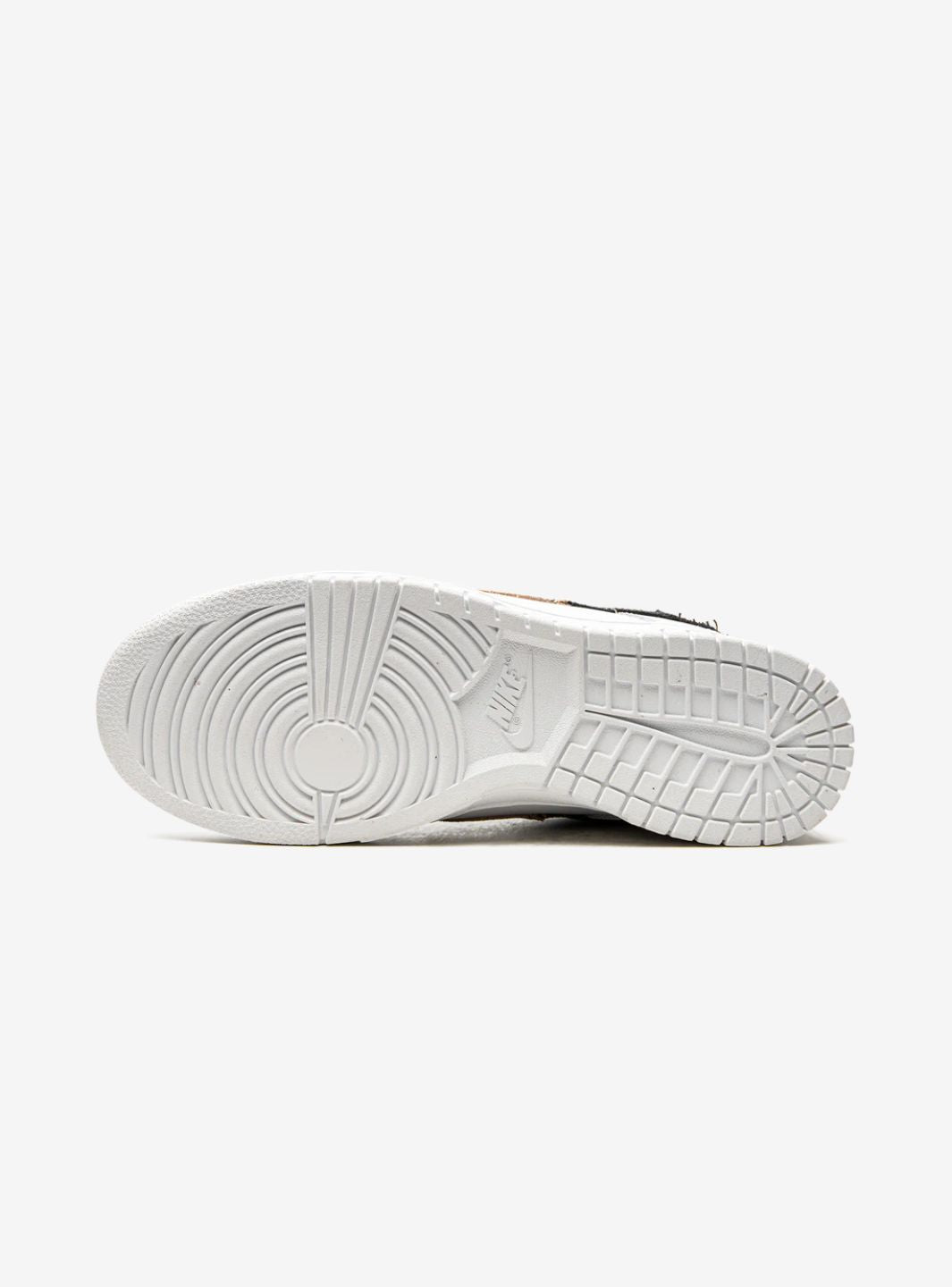 Nike Dunk Low Primal White sneakers basse donna in pelle bianco, indossate