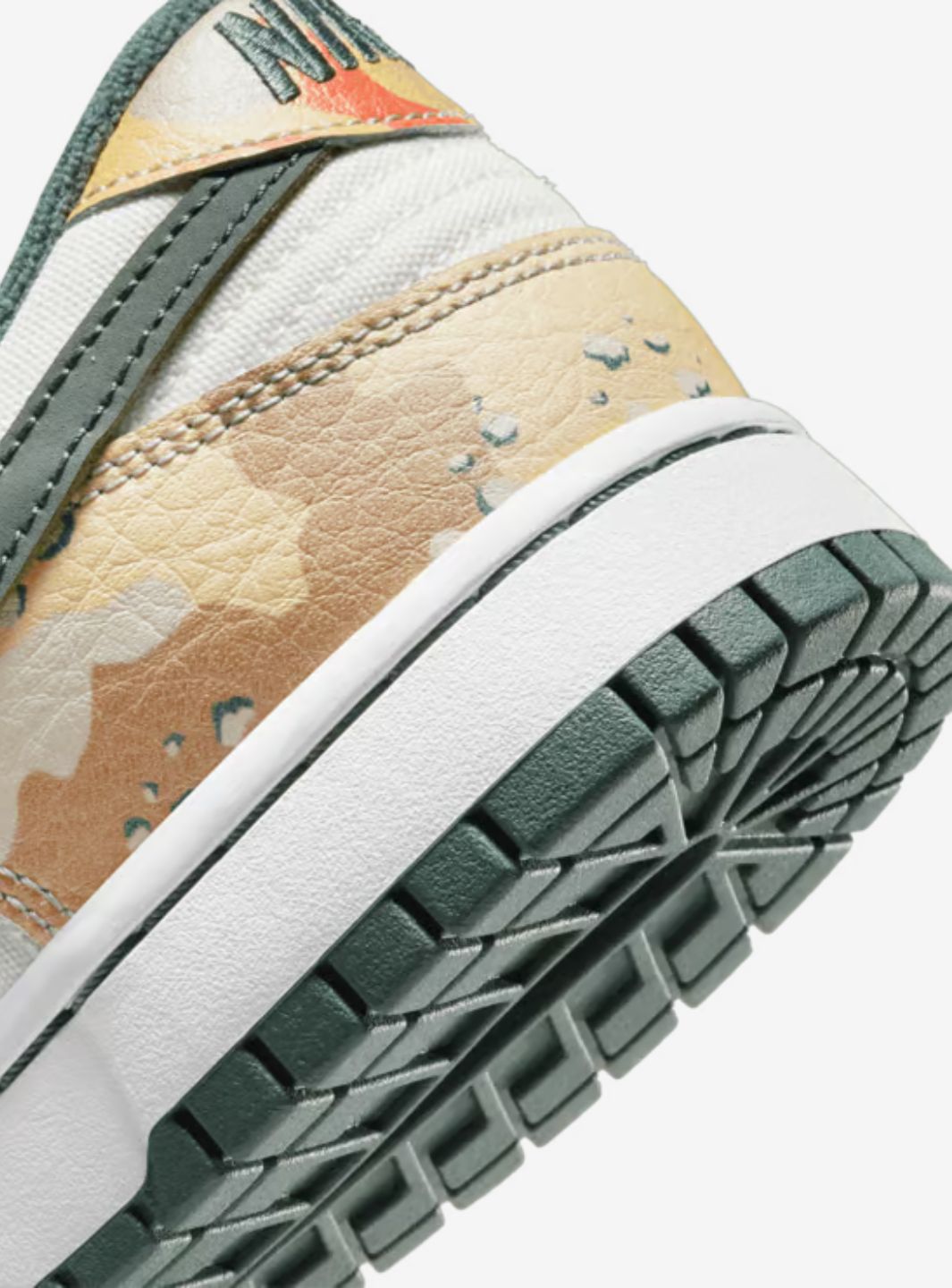 Nike Dunk Low Sail Multi-Camo sneakers basse uomo e donna in pelle bianco, dettaglio tomaia