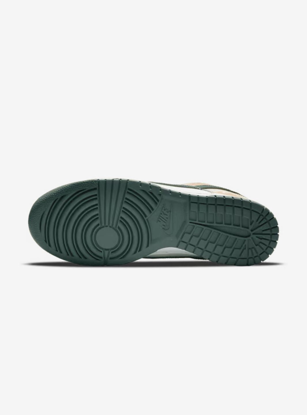 Nike Dunk Low Sail Multi-Camo sneakers basse uomo e donna in pelle bianco, indossate