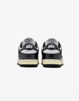 Nike Dunk Low Vintage Panda sneakers basse donna in pelle nero bianco, dettaglio suola